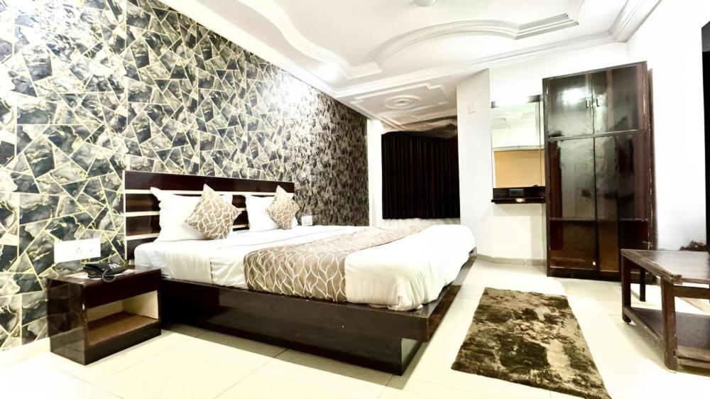 Hotel Dev Palace Ahmedabad Luaran gambar