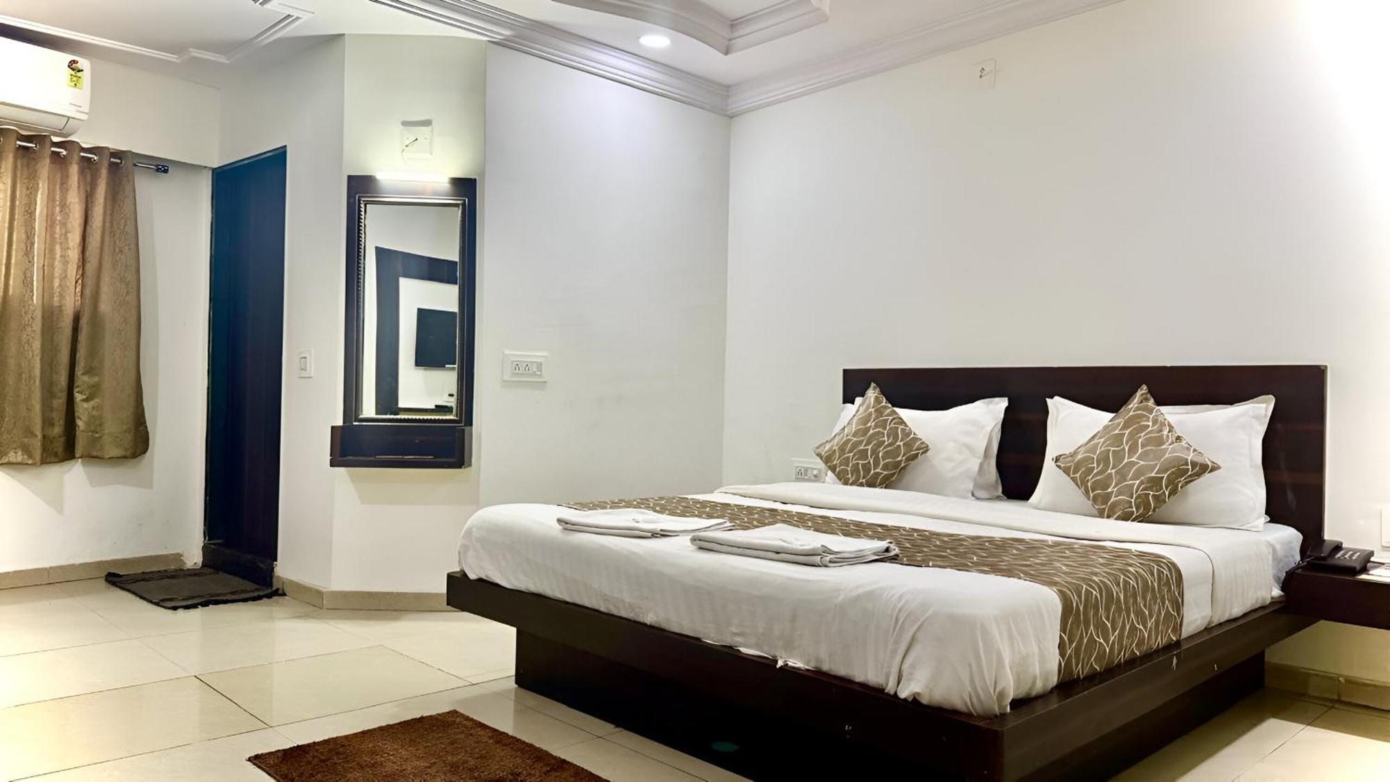 Hotel Dev Palace Ahmedabad Luaran gambar