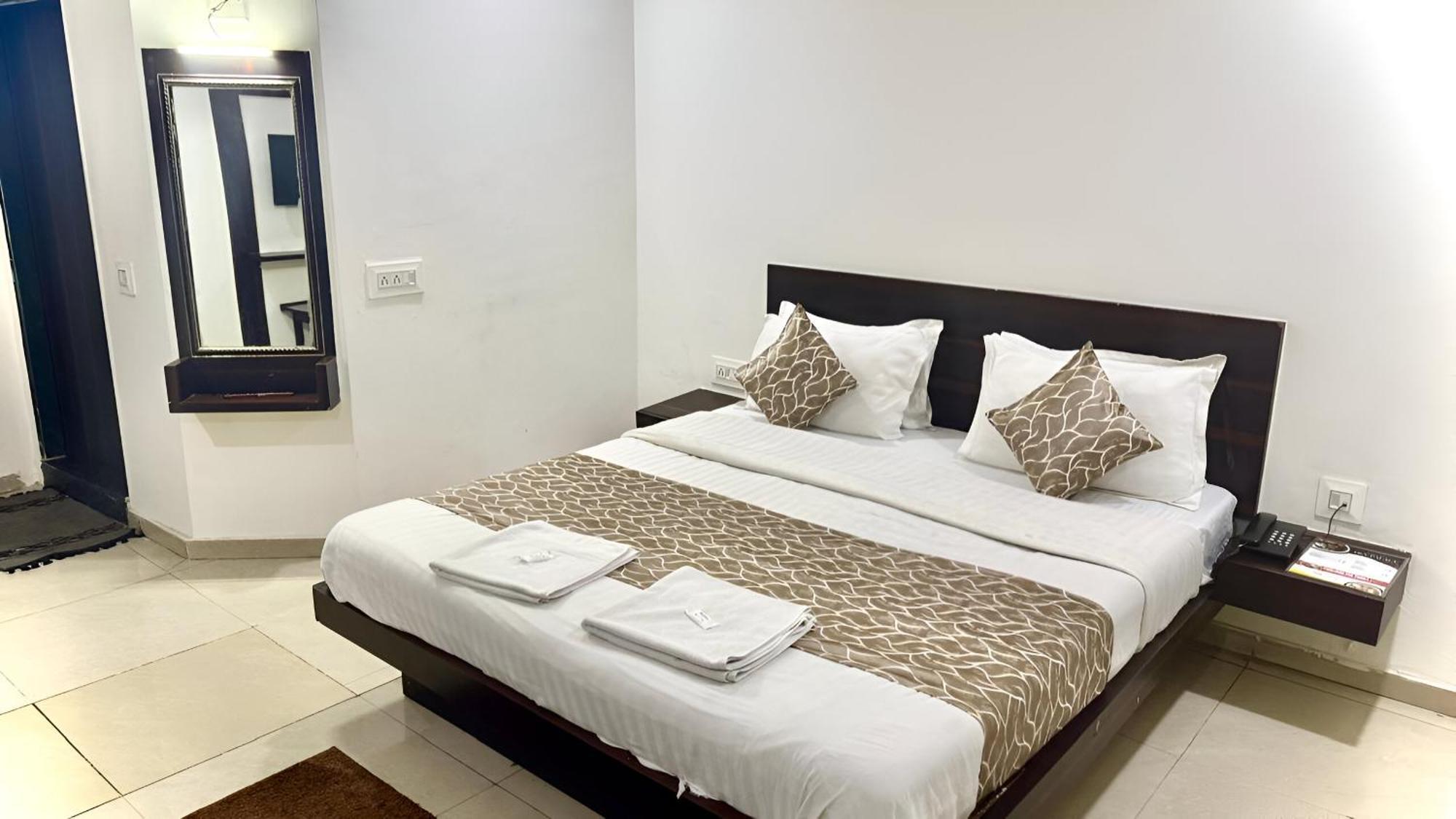 Hotel Dev Palace Ahmedabad Luaran gambar