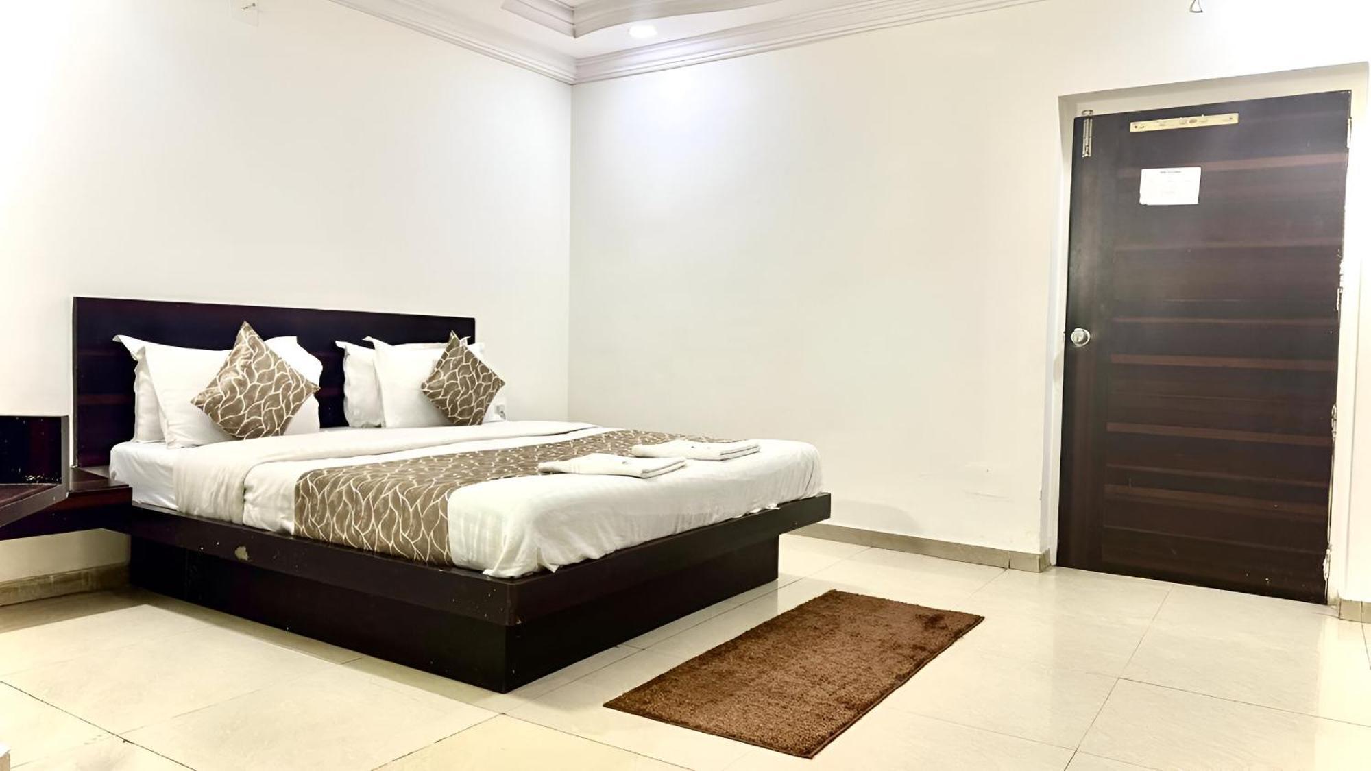 Hotel Dev Palace Ahmedabad Luaran gambar