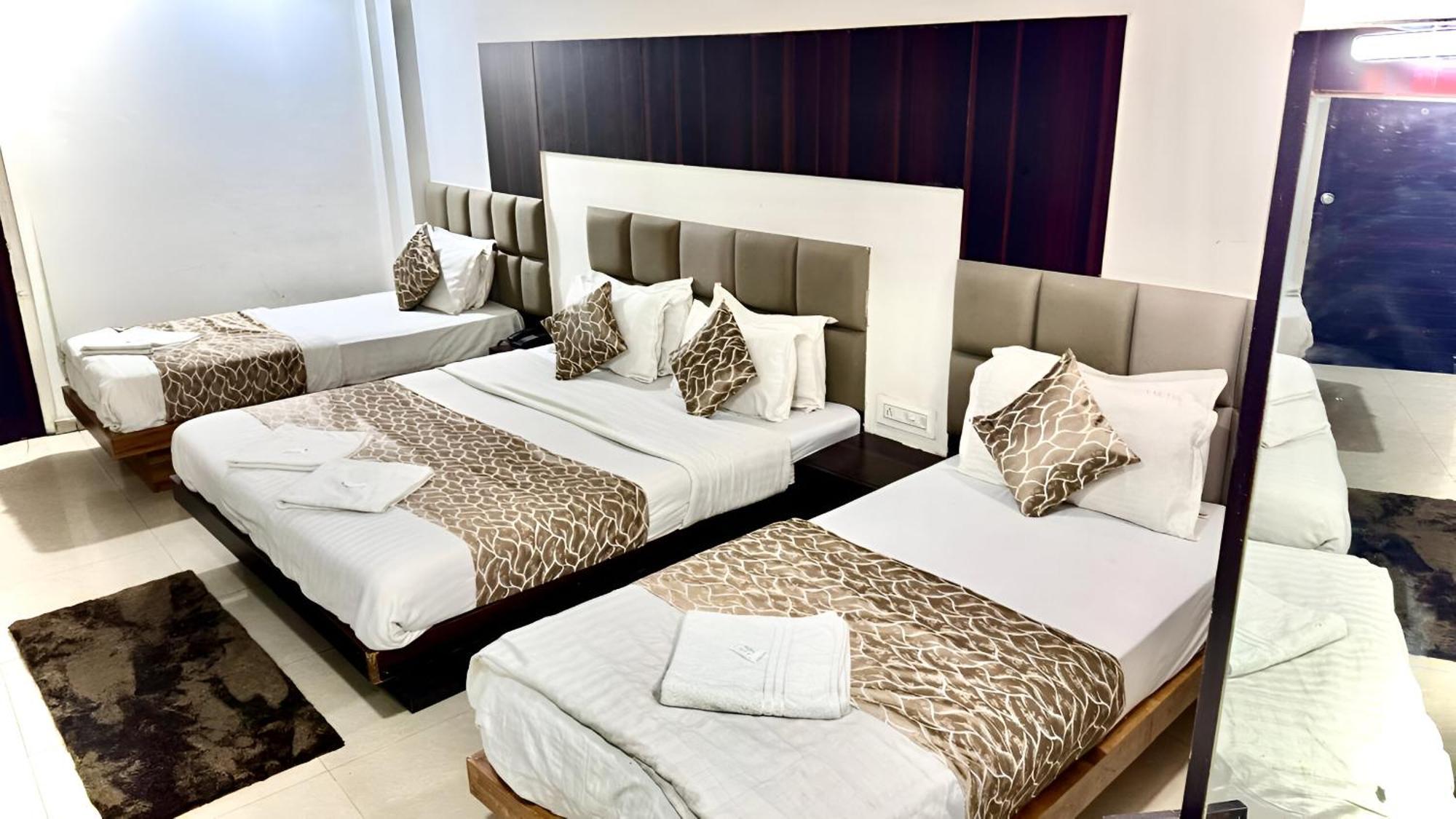 Hotel Dev Palace Ahmedabad Luaran gambar